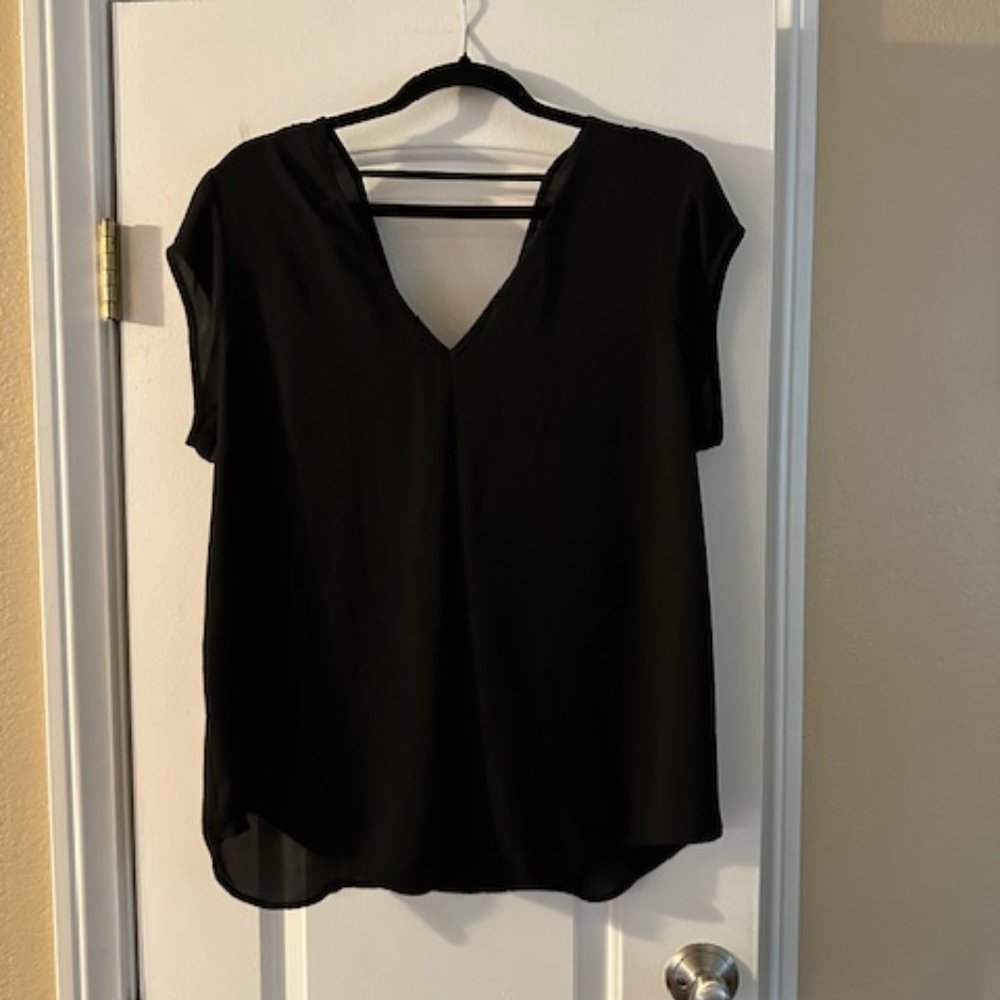 HALOGEN BLACK V-NECK BLOUSE